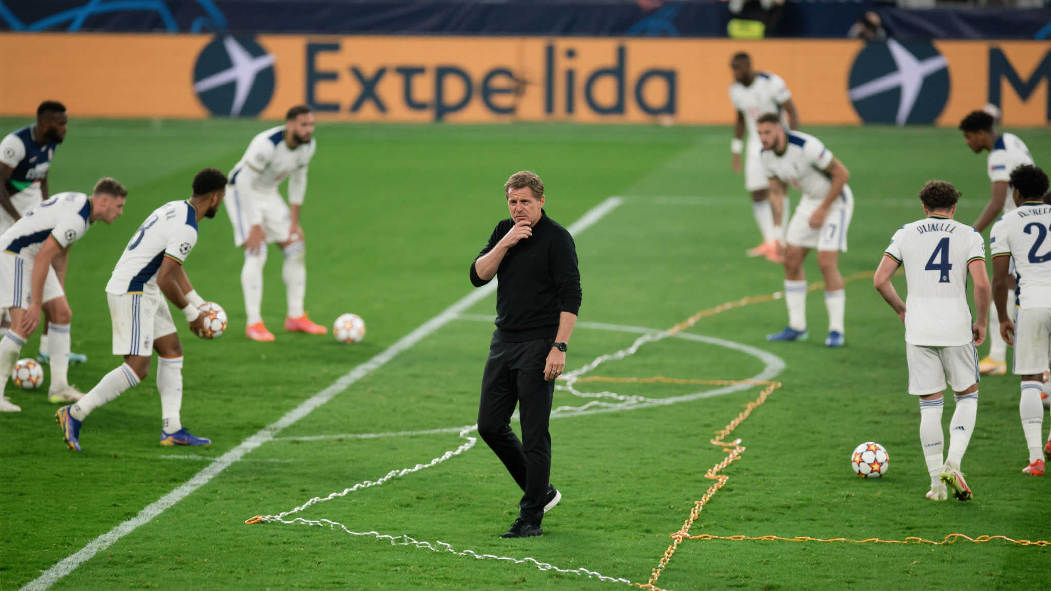 预计莱斯特城七月换帅,范尼或因战绩不佳离任 从过去战术观察来看,无论进攻或防守,似乎都没展现出